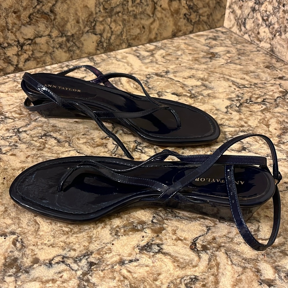 Ann Taylor 7.5 Navy strap sandal